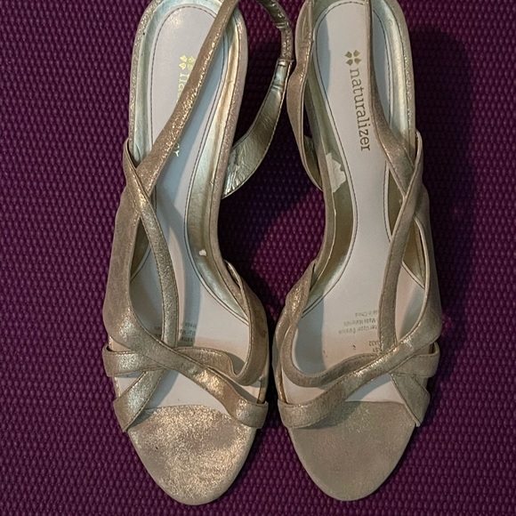 Exquisite, distressed gold 'Prissy' slingbacks by Naturalizer - Picture 2 of 9